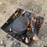 焚き火で簡単!スノーピークのコロダッチオーバルで焼き芋の作り方レシピ