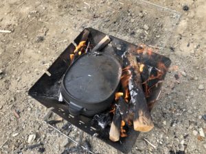 焚き火で簡単！スノーピークのコロダッチオーバルで焼き芋の作り方レシピ