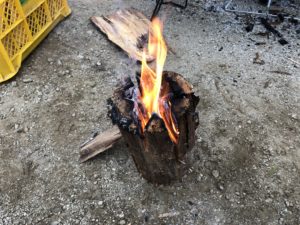 焚き火が超楽しくなるスウェーデントーチの作り方と着火の方法を紹介する