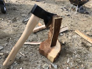 キャンプで斧での薪割りは最強の筋トレで最高のストレス発散です！