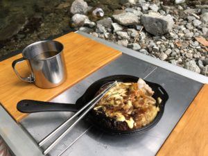 焚き火で料理で嫁に一番食べさせたい超絶ふわふわのお好み焼き！スノーピークのコンボダッチデュオで作ってみた